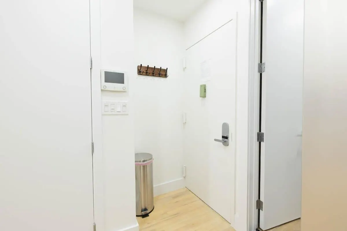 1597-1 Large Studio W D In The Unit Prime Ues New York